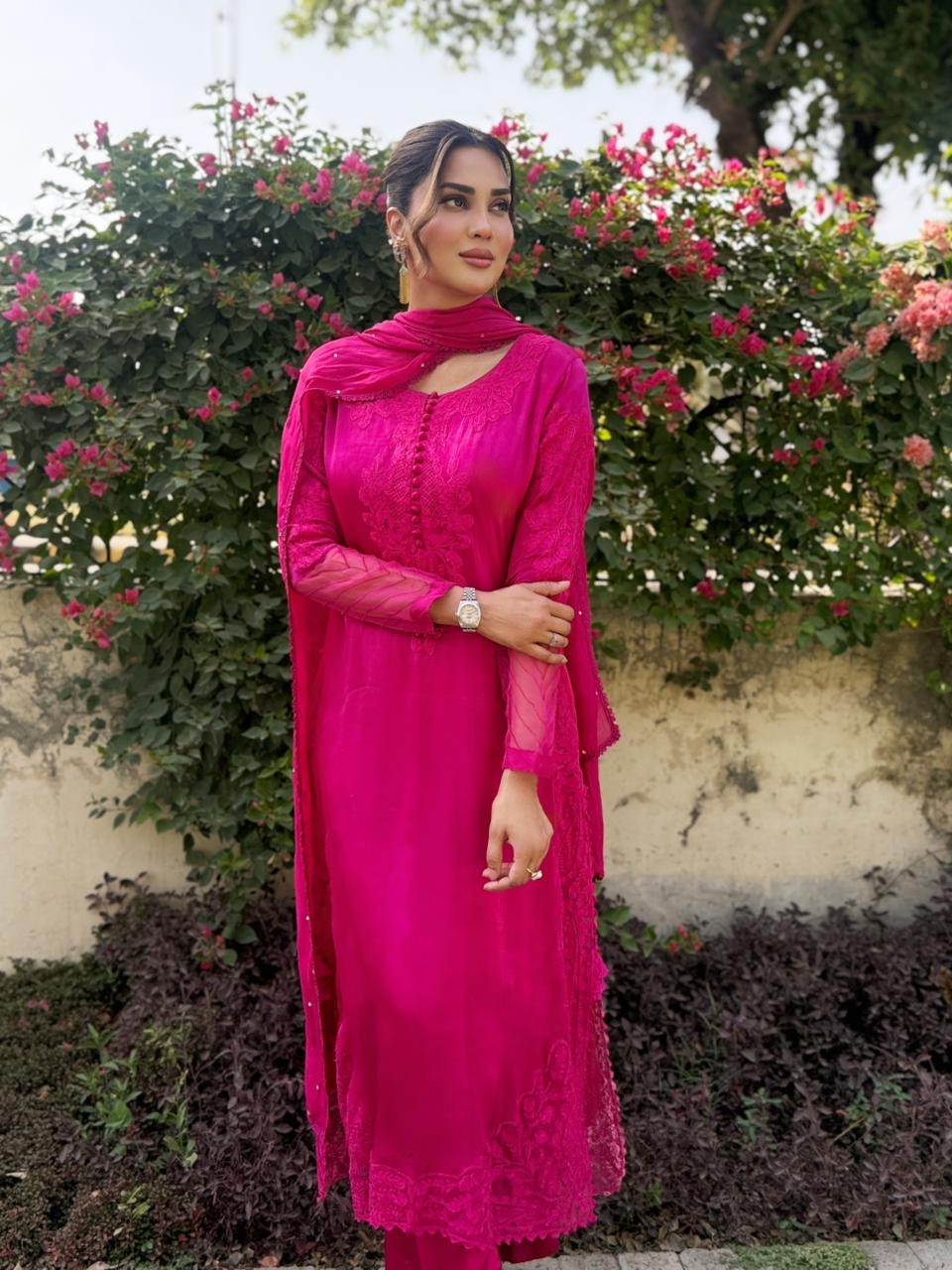 Magenta Chaand Ari